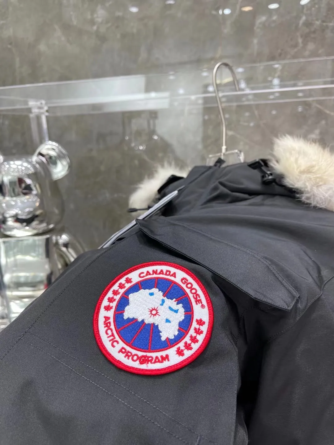 P840 Top version, original top quality Canadian brand Canada Goose has always been recognized as the warmest down jacket. Various Instagram celebrities, Internet celebrities, and celebrities often wear it for street photos. I do Canada Goose every year, but I still can’t get rid of my love for the geese. No matter how cold the weather is, there is no need to be afraid, because there are geese! ! The fur collar is made of top-grade imported coyote fur, which is not comparable to most of the loose and soft raccoon fur and fake fur on the market. The delicate and firm feel of the natural Siberian coyote fur collar is the sense of life that comes from the erosion of wind and frost in nature. The fur collar is removable! Filled with 90% white duck down, Canada Goose is the legendary warmest down jacket and is known as a must-have for Arctic outdoor sports! The most popular down jacket in the world, celebrities are rushing to buy it, it is a must-have! Same style for men and women Size: XS to XXXL Ready in stock😍😍
